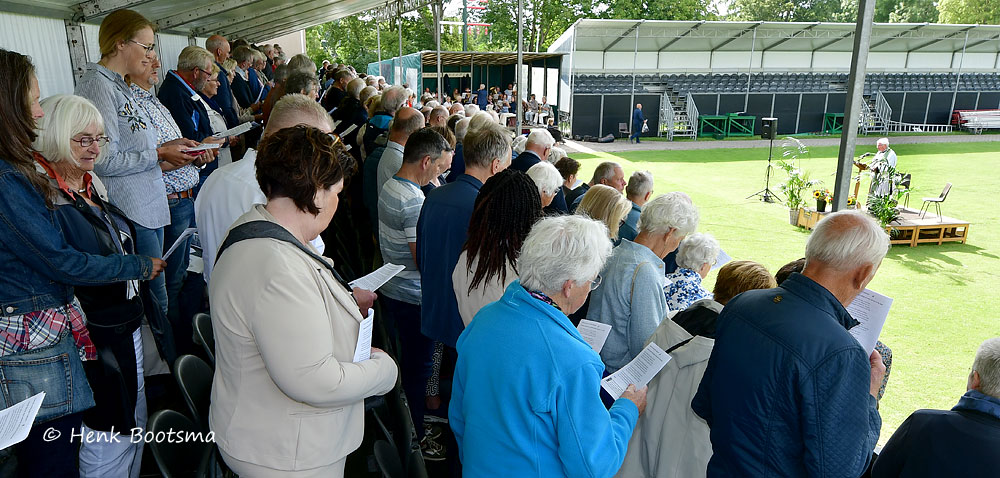 Openluchtdienst op het kaatsveld