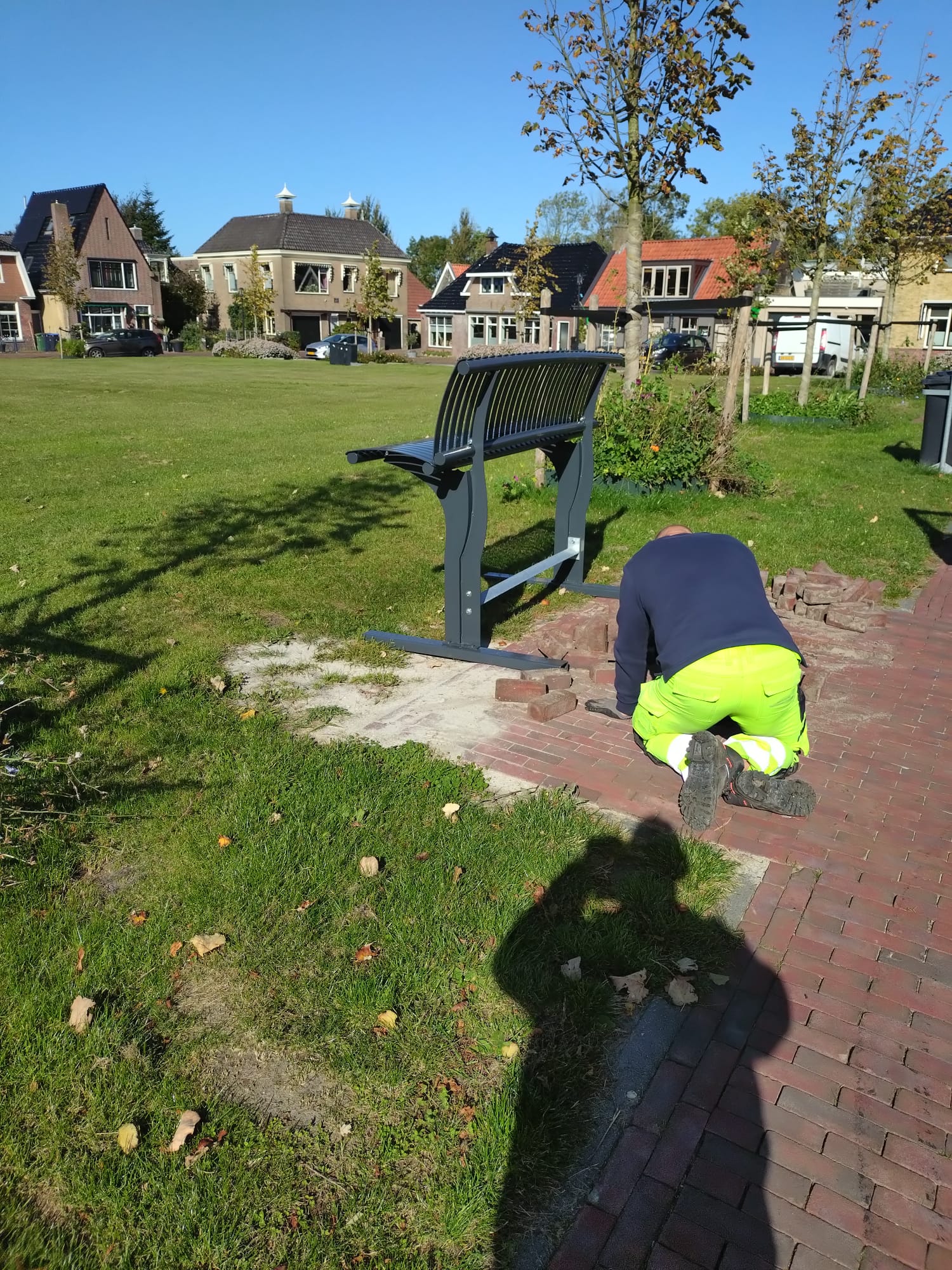 Bankjes worden teruggeplaatst op de Terp